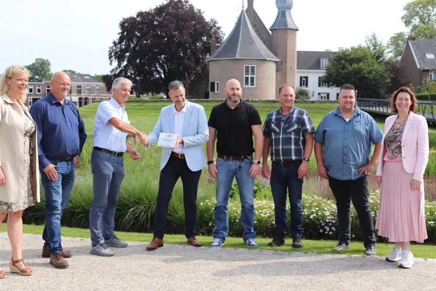 Groepsfoto van de mensen van de betrokken partijen: gemeente Coevorden, Donker Groep en Arbeidsmarktregio Drenthe